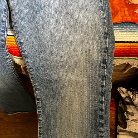 Lucky Brand jeans. Size 8 length is a regular 29. Flared - Picture 2 of 6